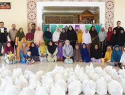 BMI Sanggau dan Kemenag Kalbar Salurkan 60 Paket Sembako di Kecamatan Toba