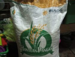 Warga Dusun Pagar Silok Protes Bantuan Beras yang Tak Sesuai