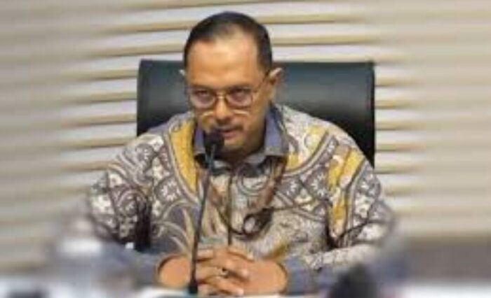 Foto suasana konferensi pers dengan latar belakang logo KPK di gedung Komisi Pemberantasan Korupsi, menampilkan seorang juru bicara yang sedang memberikan keterangan kepada awak media terkait operasi tangkap tangan di Ogan Komering Ulu pada 15 Maret 2025.