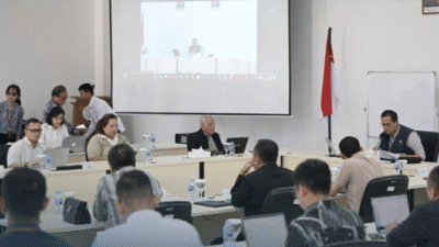 Menteri Transmigrasi, M. Iftitah Sulaiman, saat memberikan arahan dalam kunjungan kerja di Balai Pelatihan dan Pemberdayaan Masyarakat Transmigrasi (BPPMT) Denpasar, Bali, Minggu (27/7/2025). (Dok. Ist)