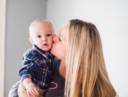 Waspada, Ini Sederet Bahaya Cium Bayi Sembarangan