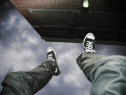 Seorang Pria Tanpa Identitas Tewas Jatuh dari Lantai 6 Gedung di Jakbar, Polisi: Diduga Bunuh Diri